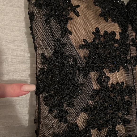 Black lace evening gown - Picture 7 of 10